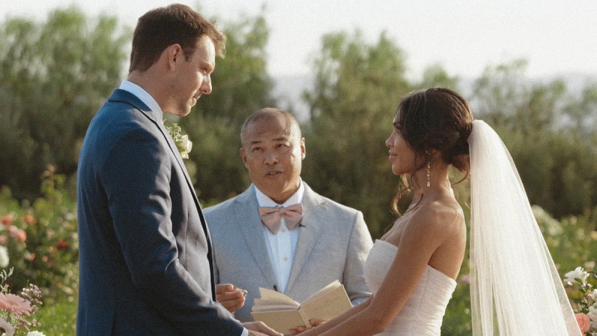 Officiant gives groom a brutal warning before bride walks down the aisle Officiant gives groom a brutal warning before bride walks down the aisle