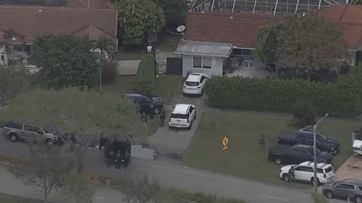 Possible fugitive from New York barricades himself in Hollywood backyard