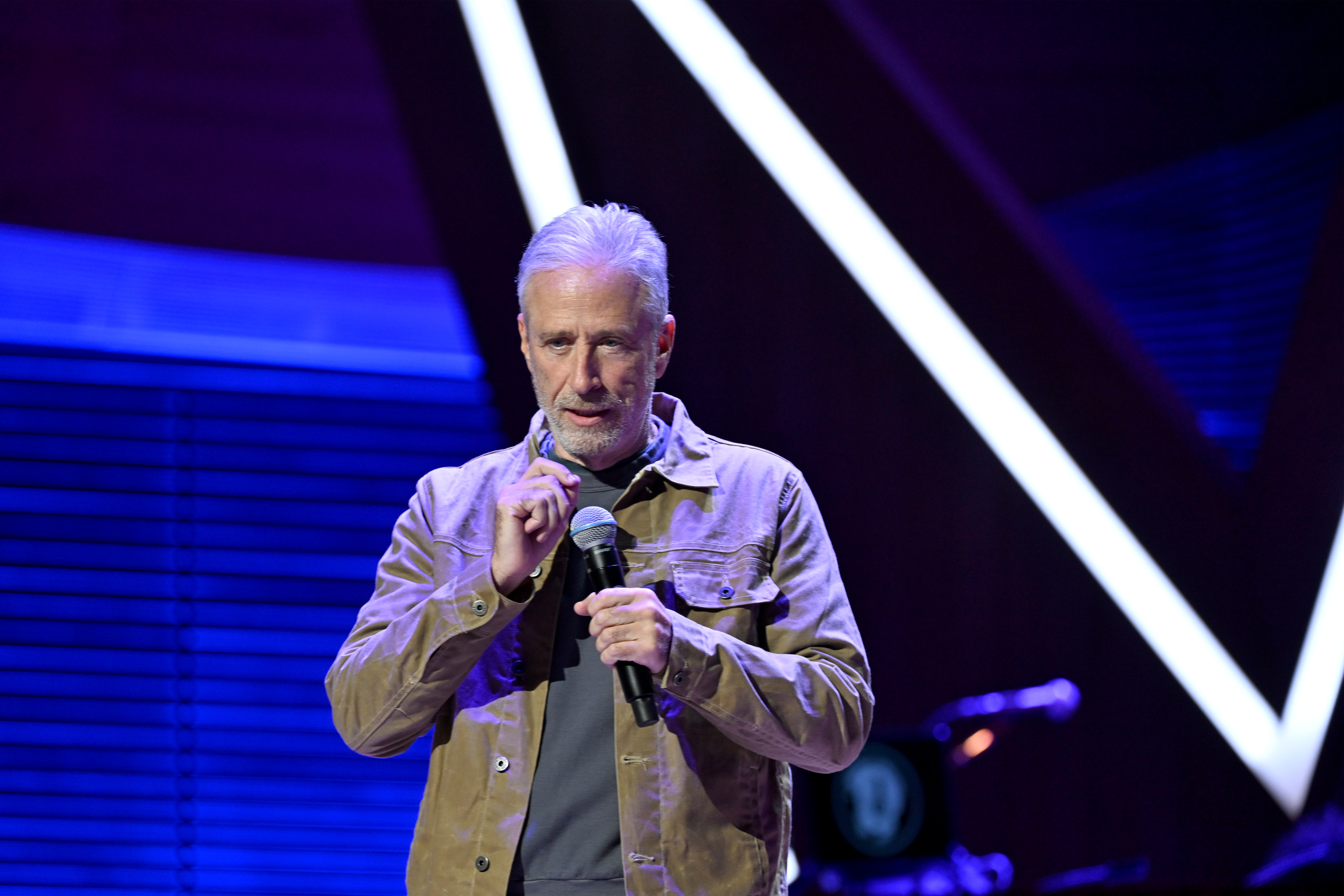Jon Stewart cuts his hand on ‘Daily Show’: ‘I’ll be going to the hospital soon’