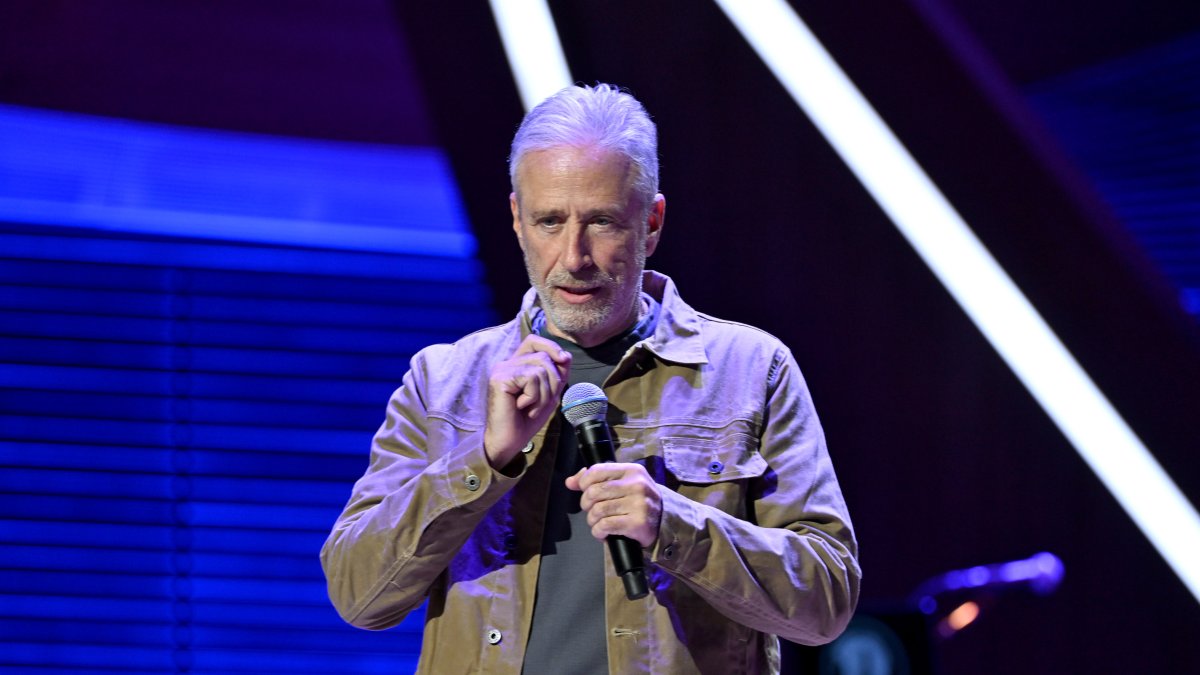 Jon Stewart cuts his hand on ‘Daily Show’: ‘I’ll be going to the hospital soon’ Jon Stewart cuts his hand on ‘Daily Show’: ‘I’ll be going to the hospital soon’