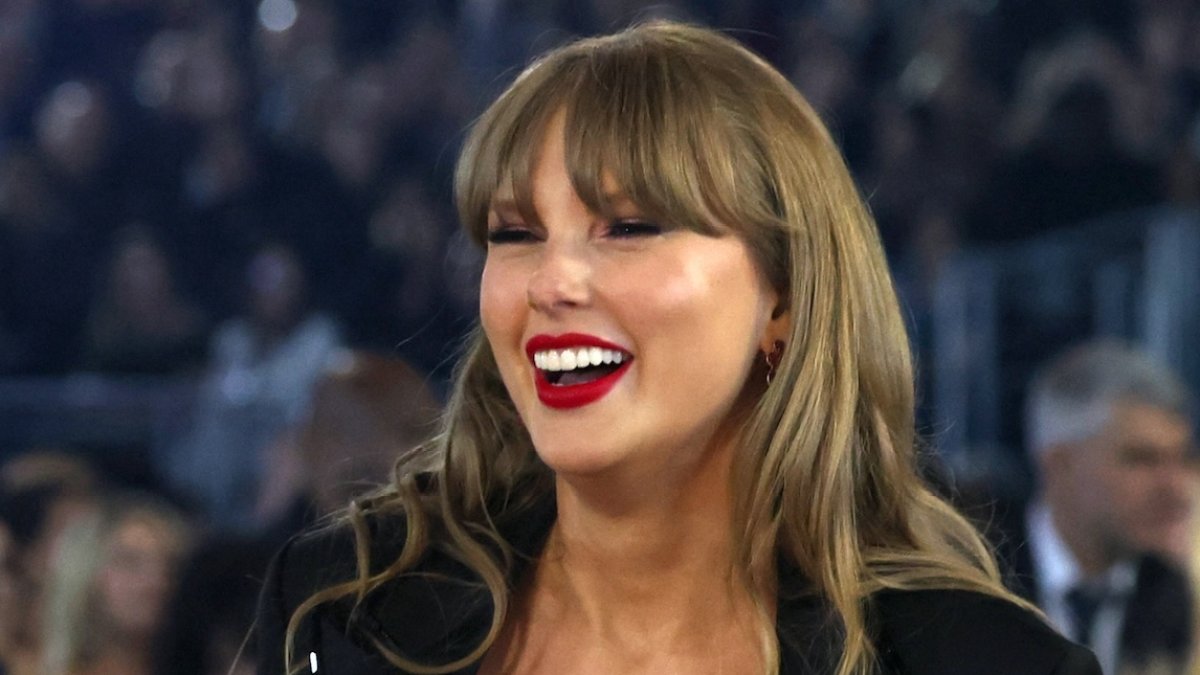 Why Taylor Swift was rocking Janelle Monae’s jacket at the Grammys Why Taylor Swift was rocking Janelle Monae’s jacket at the Grammys