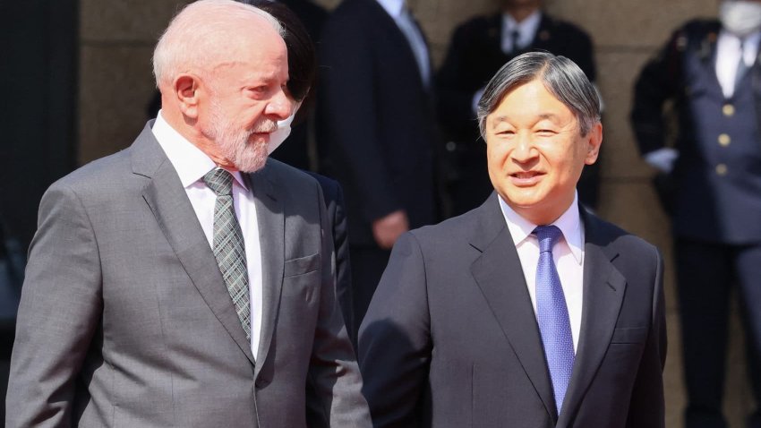 Brazil’s President Luiz Inacio Lula da Silva (L) walks with Japan’s Emperor Naruhito (R) during a welcoming ceremony at the Imperial Palace in Tokyo on March 25, 2025. 