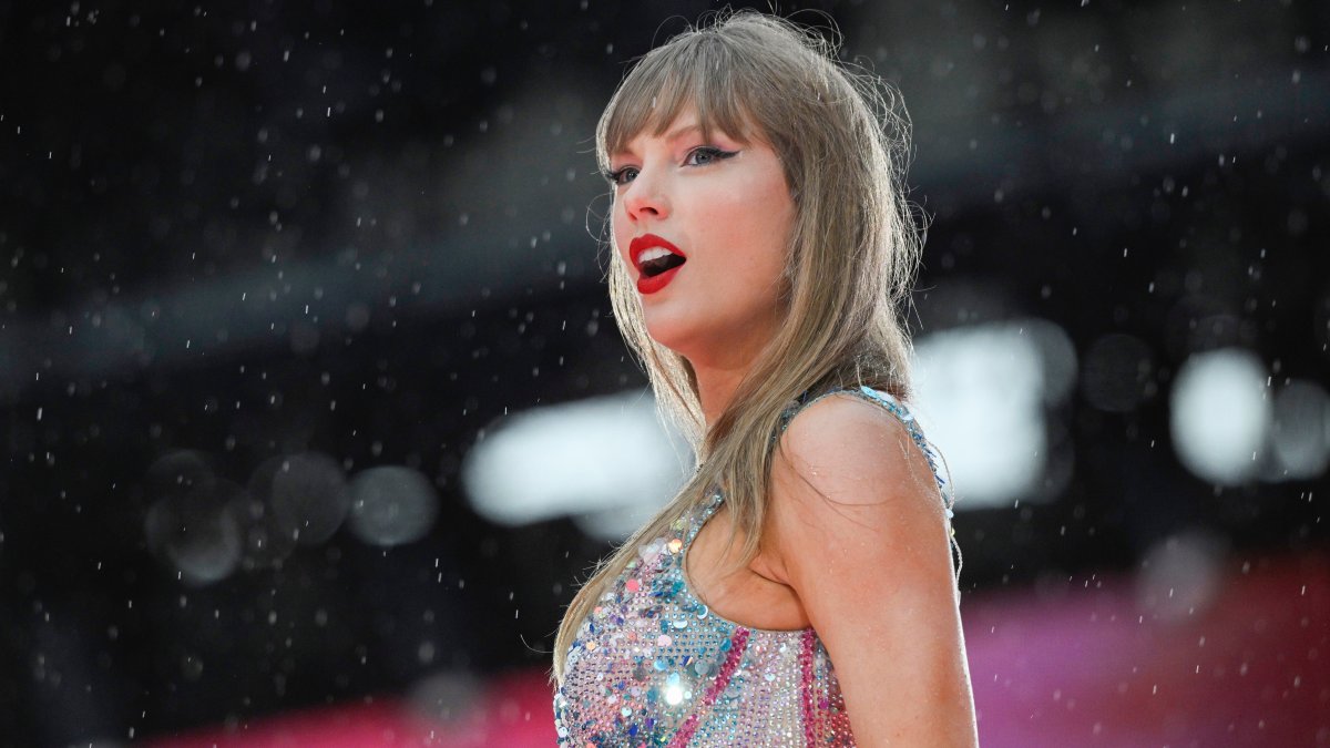 Two people charged in Taylor Swift Eras Tour ticket scam worth 0,000
