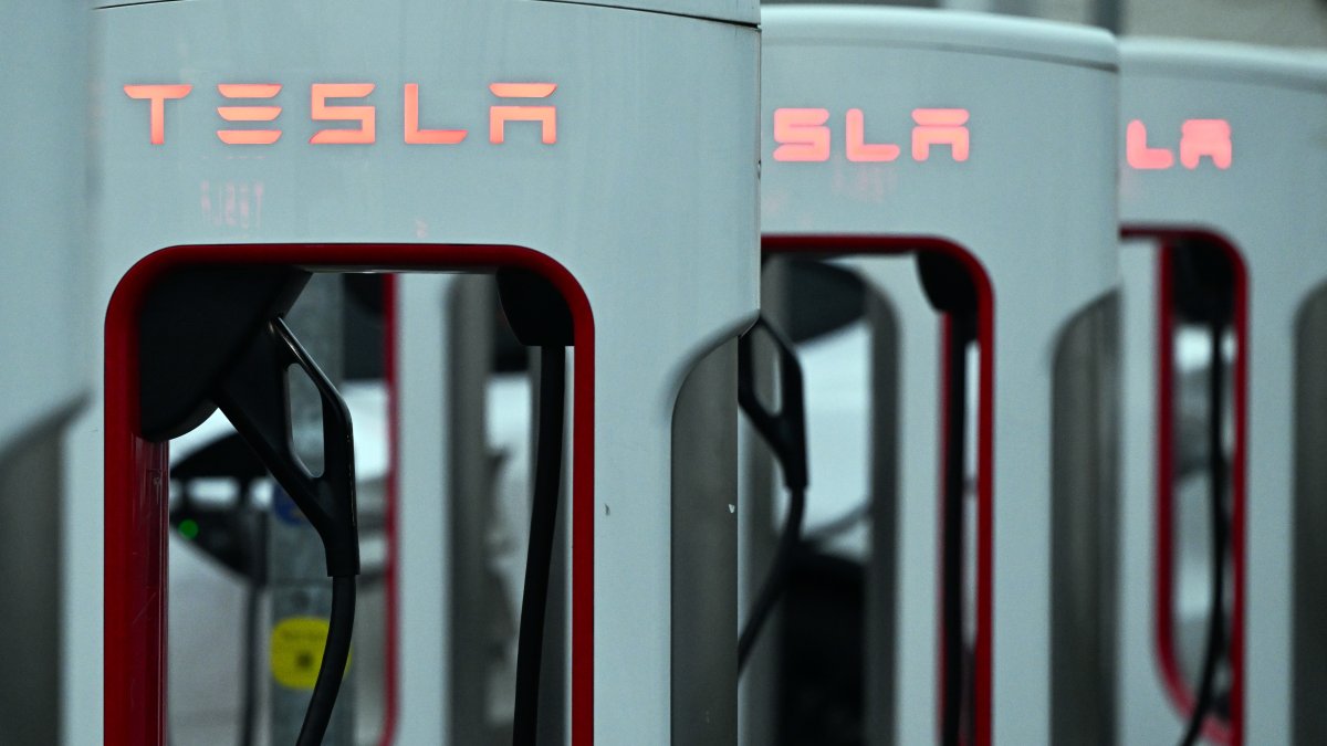 Pair battered teen during Tesla charging station dispute in Aventura, cops say