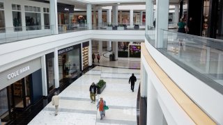 Shoppers walk through the King of Prussia Mall, as global markets brace for a hit to trade and growth caused by U.S. President Donald Trump’s decision to impose import tariffs on dozens of countries, in King of Prussia, Pennsylvania, U.S., April 3, 2025. 