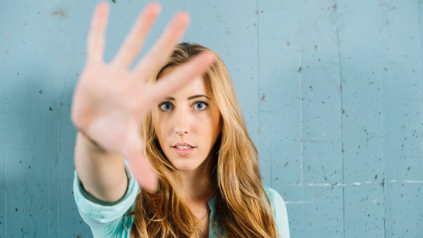 [CNBC] Use this 5-word response to shut down rude behavior—it’s like ‘holding up a mirror,’ says public speaking expert