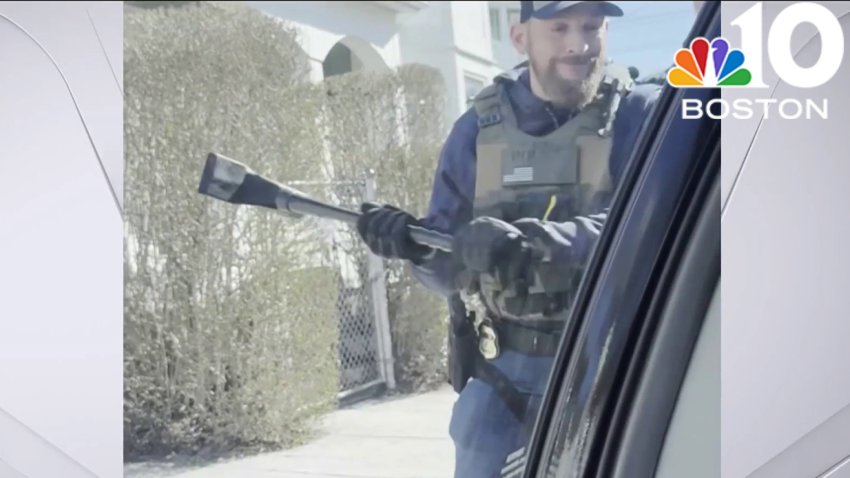 Video shows federal agent using tool to smash window before pulling couple out of car