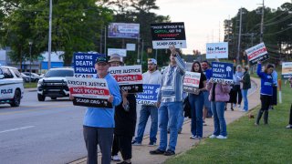 South Carolina execution protestors demonstrate outside the scheduled execution