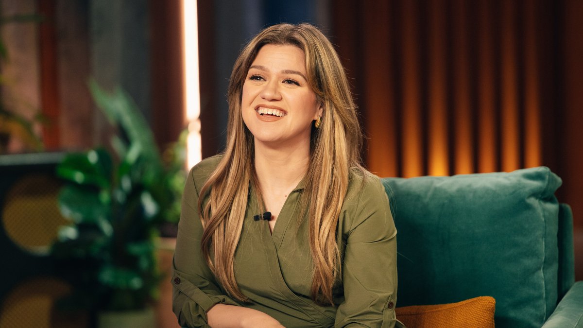 Kelly Clarkson's daughter is all grown up as she steps in as ‘mini-producer' for mom's talk show Kelly Clarkson's daughter is all grown up as she steps in as ‘mini-producer' for mom's talk show