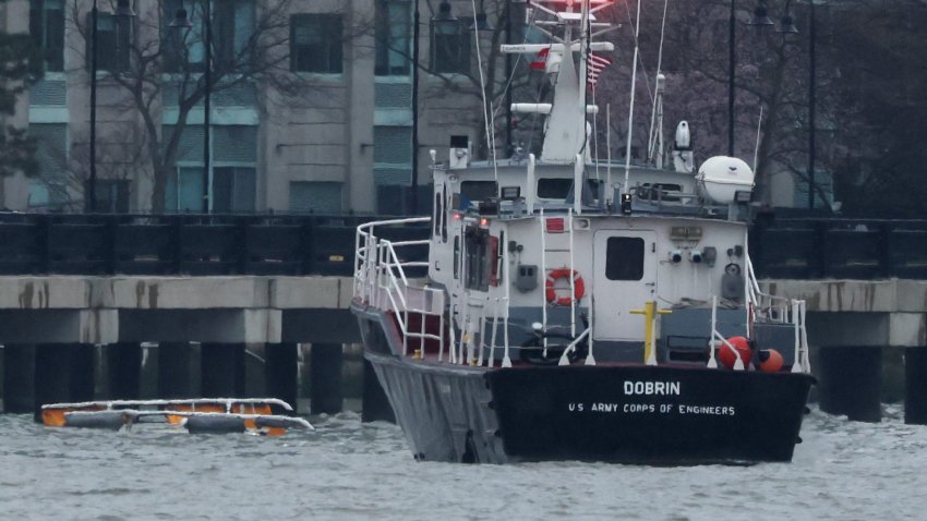 ¡Hay un helicóptero en el agua! Testigos describen cómo se desplomó en el río Hudson