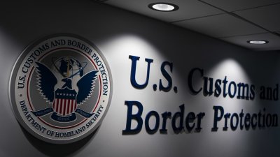 El DHS podría suspender permisos de trabajo para solicitantes de asilo, según fuentes