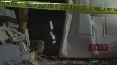 Driver flees after crashing into Fort Lauderdale home