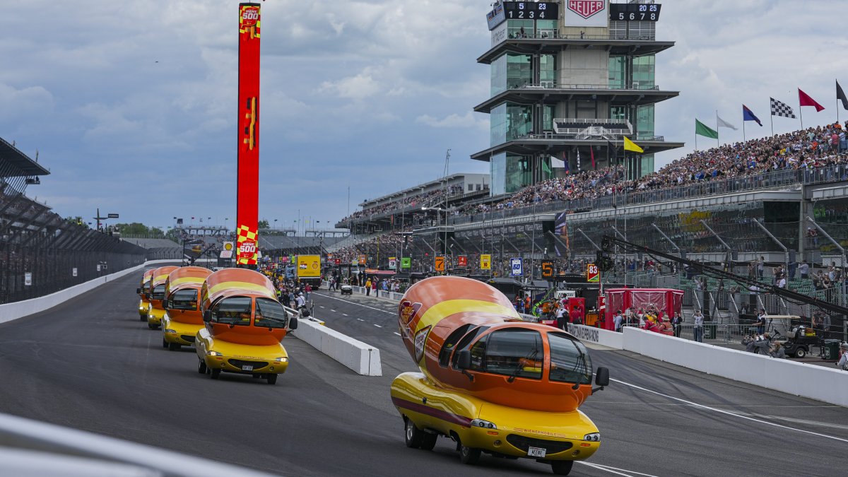 Hot diggity dog! Oscar Mayer Wienermobiles race to dramatic finish in first-ever Wienie 500