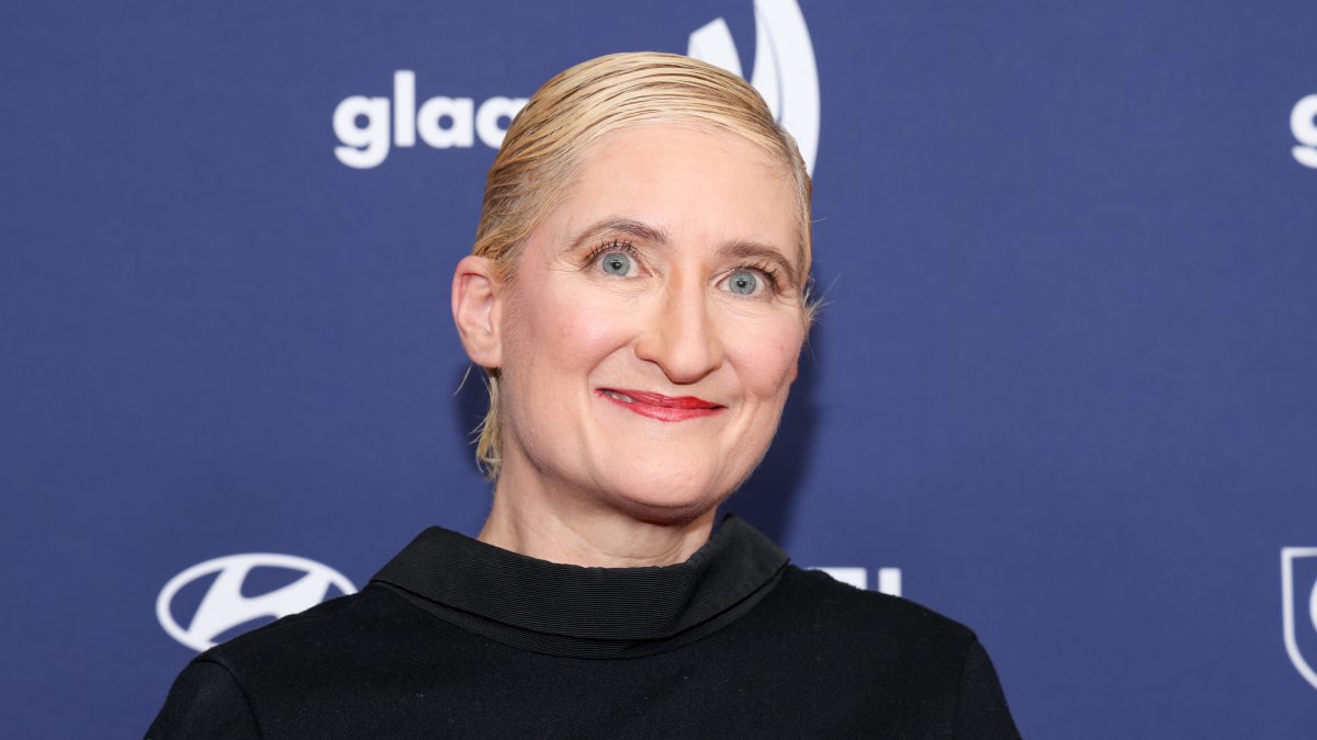 Jill Sobule, singer-songwriter known for 'I Kissed a Girl,' has died in a fire