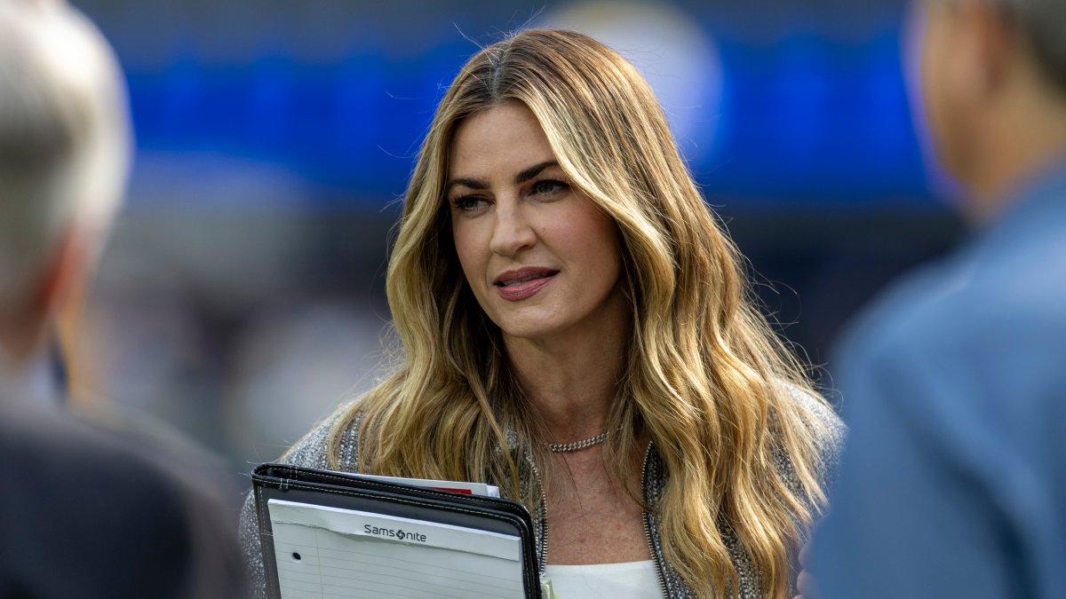 Erin Andrews shares surrogate had miscarriage in heartbreaking update Erin Andrews shares surrogate had miscarriage in heartbreaking update