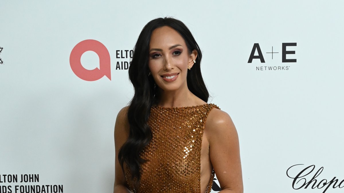 Cheryl Burke slams speculation she got a 'face transplant' Cheryl Burke slams speculation she got a 'face transplant'
