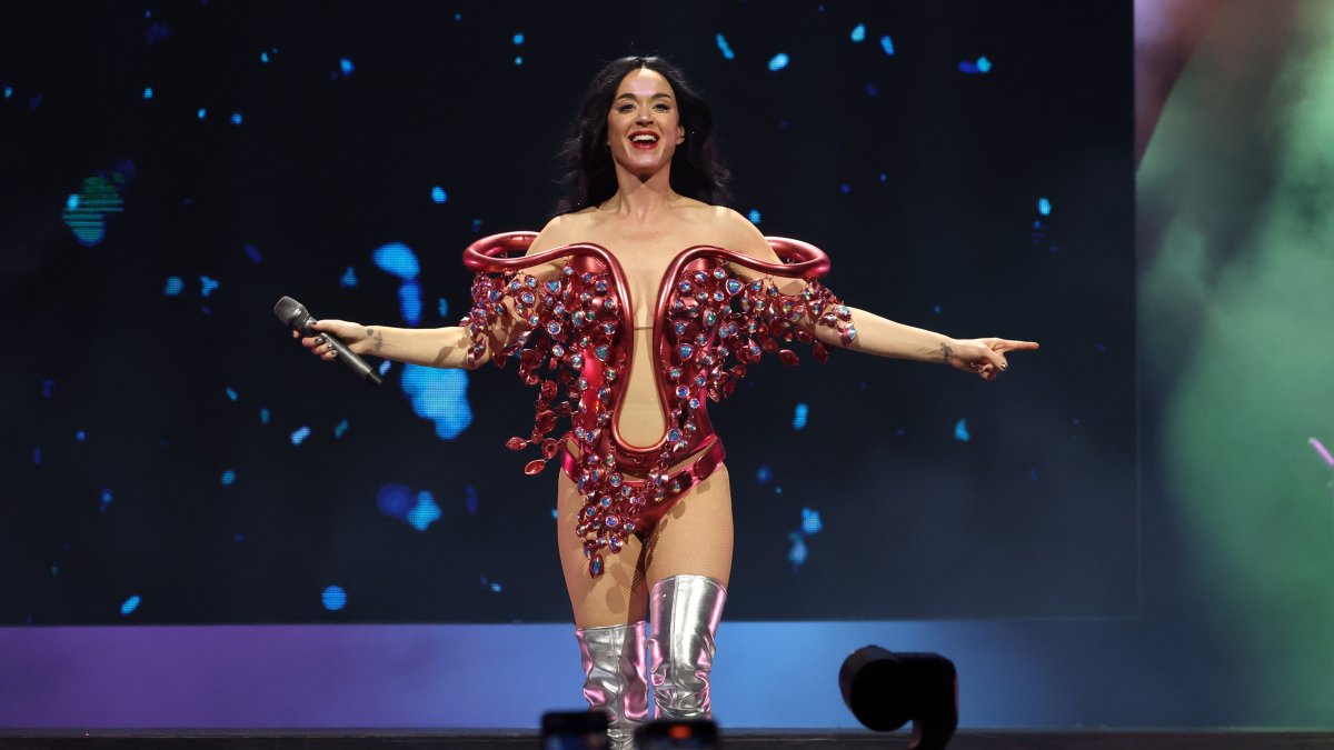 Katy Perry avoids falling from flying butterfly due to prop malfunction