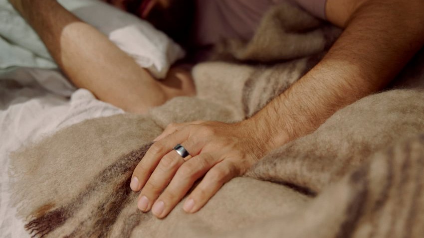 A user wearing an Oura Ring.