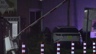 2 hurt after shooting, crash into Miami Gardens home