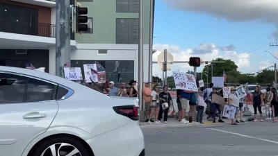 Protest in Coral Springs during No Kings Day