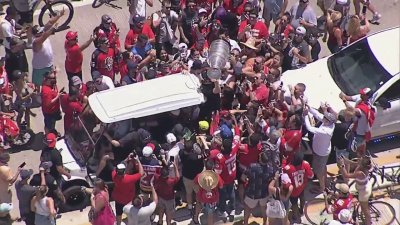 RAW: Fans run towards Stanley Cup during trip around Fort Lauderdale Beach