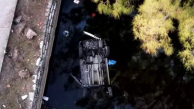 Woman in critical condition after being extricated from car in canal in Lauderhill: Police