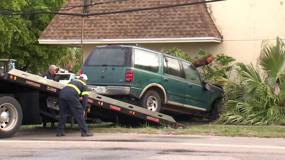 Driver who fled from ICE crashes into building in Homestead: Police