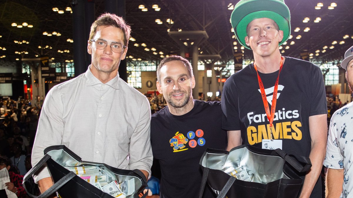 Teacher defeats pro athletes in Fanatics competition and makes 0,000 trade with winner Tom Brady
