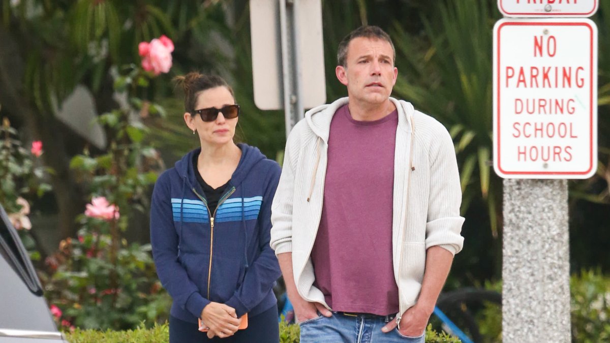 Jennifer Garner honors Ben Affleck on Father's Day with never-before-seen family photo Jennifer Garner honors Ben Affleck on Father's Day with never-before-seen family photo