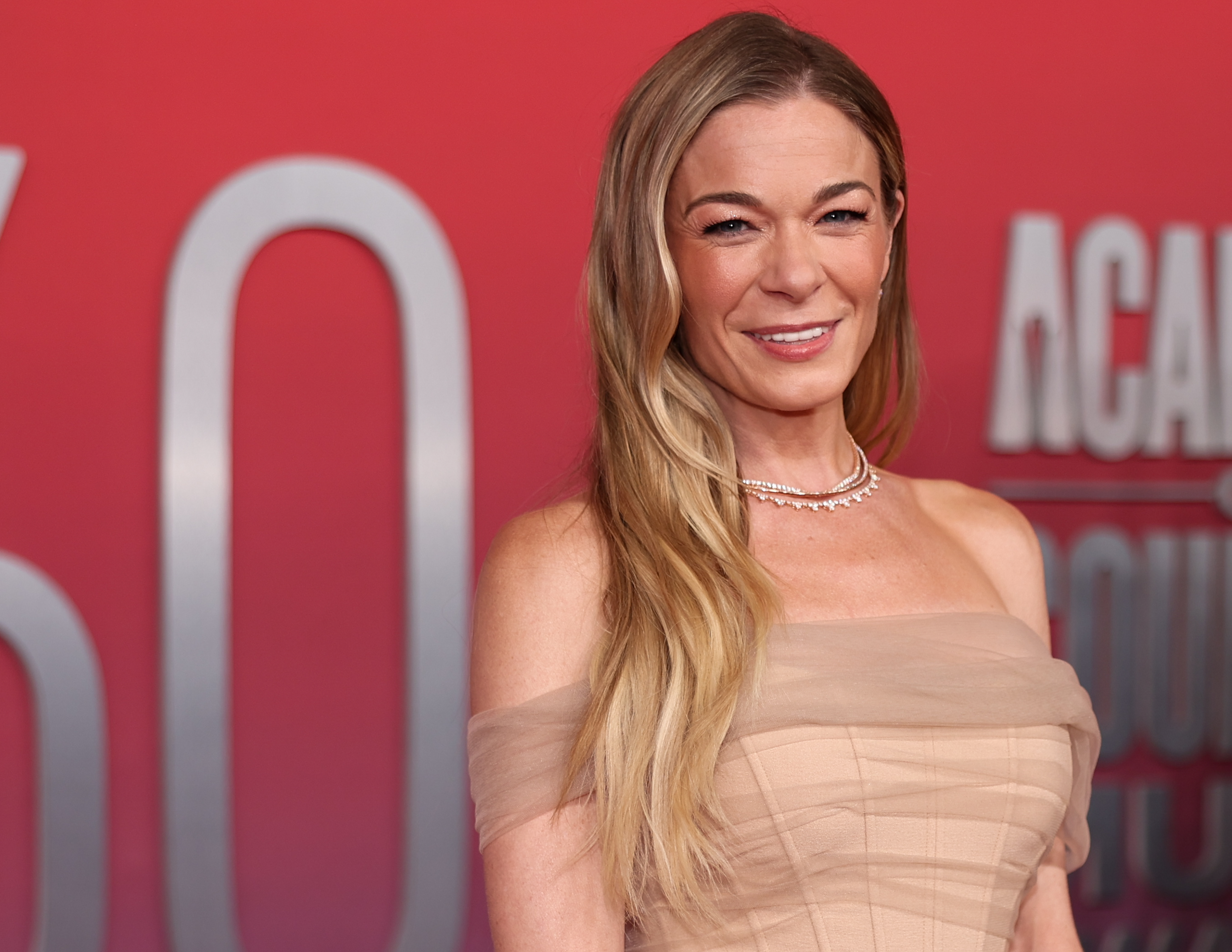 LeAnn Rimes reveals her teeth fell out mid-performance