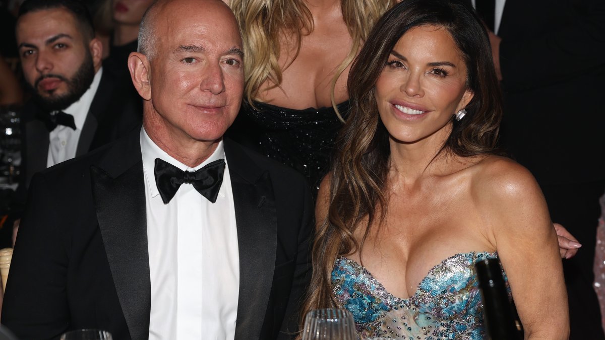 Jeff Bezos and Lauren Sánchez’s wedding invite reveals gift to guests