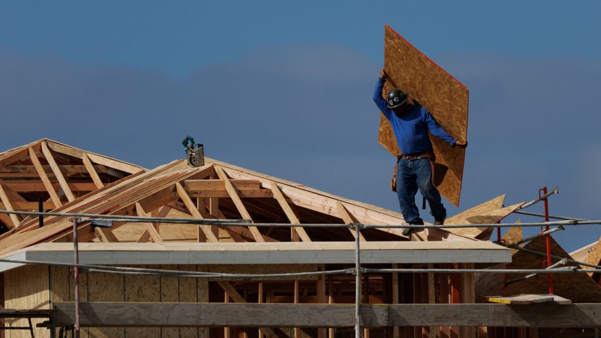 Homebuilders slash prices at the highest rate in 3 years