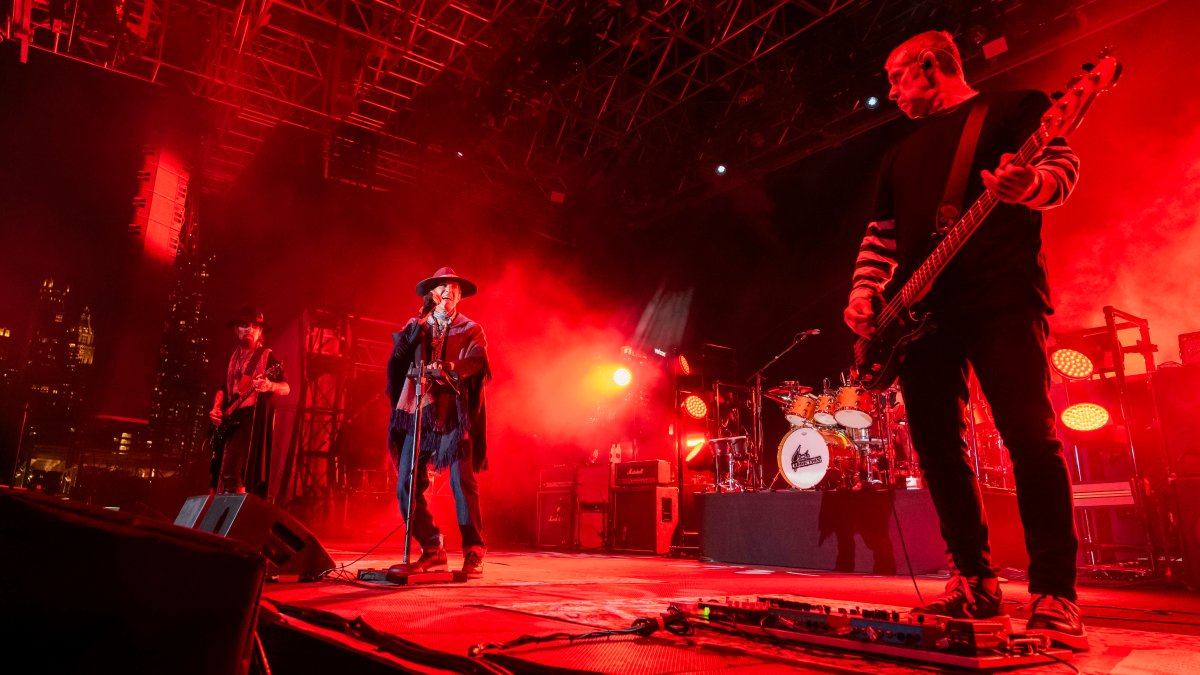 Jane's Addiction bandmates sue each other over onstage fight that ended tour