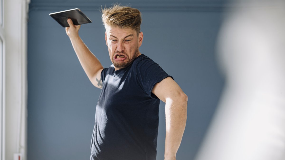 This is the first thing you should do if you're 'crashing out,' according to a therapist This is the first thing you should do if you're 'crashing out,' according to a therapist
