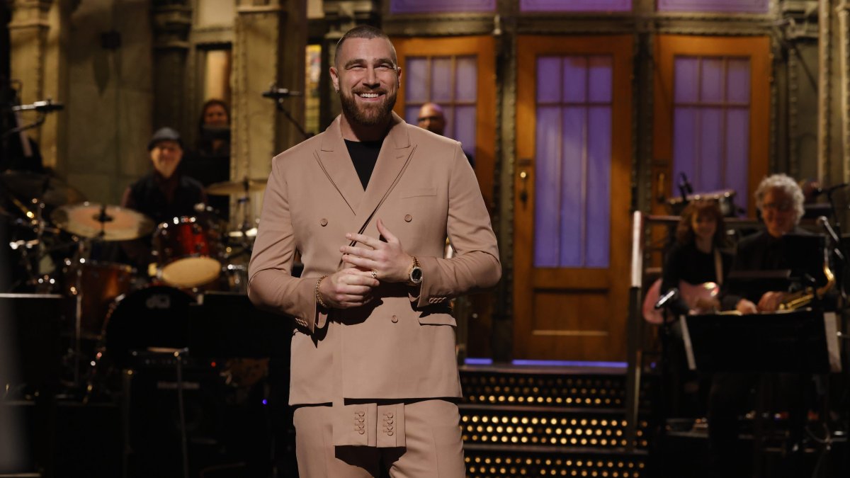Travis Kelce says hosting 'SNL' was hard since he can't 'read that well'