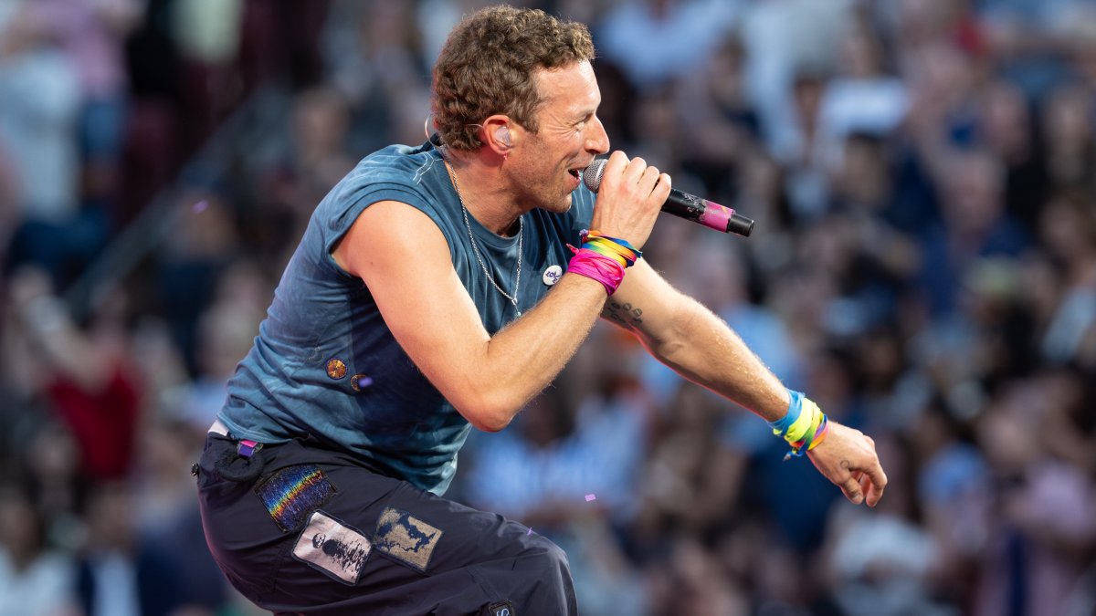 Woman seen in Coldplay kiss cam video resigns from Astronomer Woman seen in Coldplay kiss cam video resigns from Astronomer