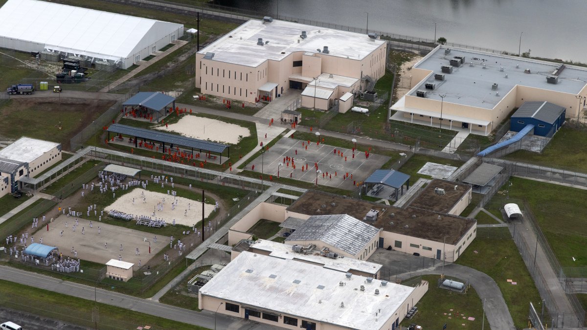 Security guard at Krome Detention Center accused of stealing $5,300 from detainee