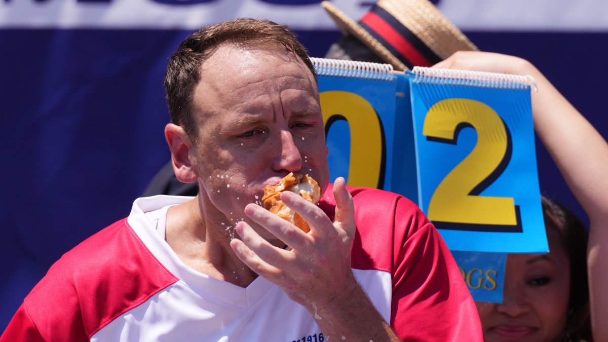 Hot diggety dog! Joey Chestnut wins Nathan's Hot Dog Eating Contest in return