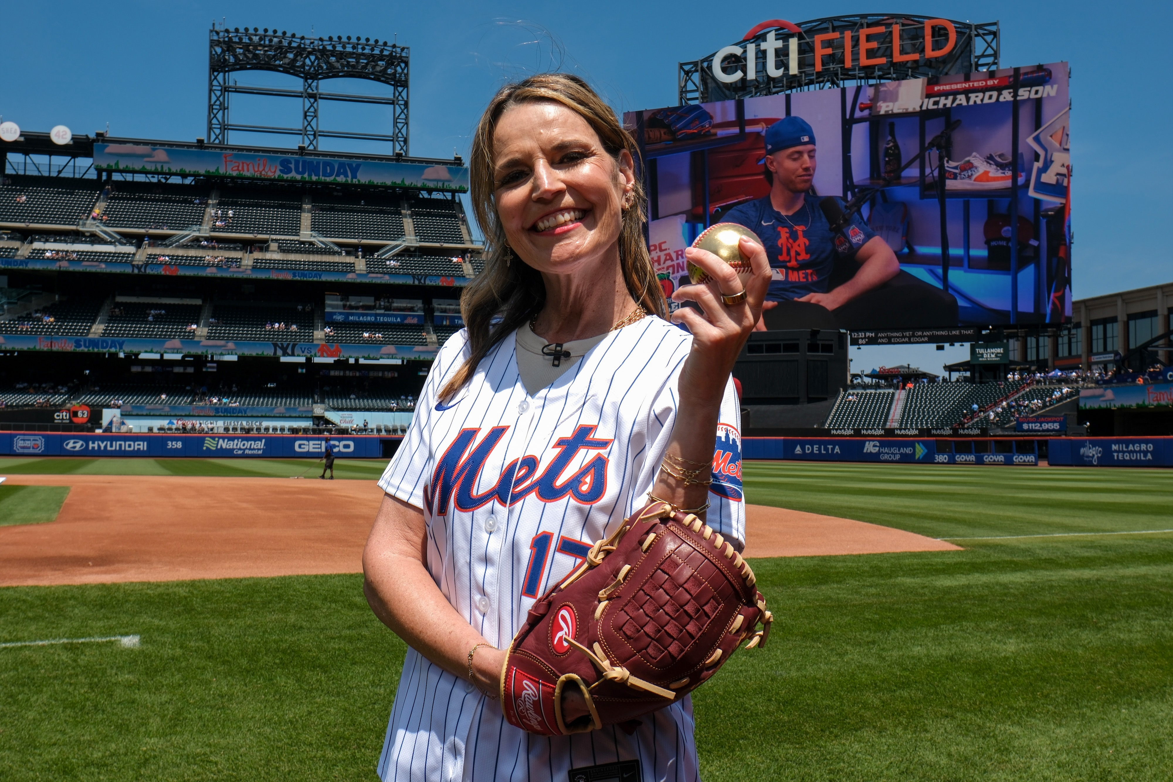 Savannah Guthrie throws the first pitch for the Mets while her kids cheer her on