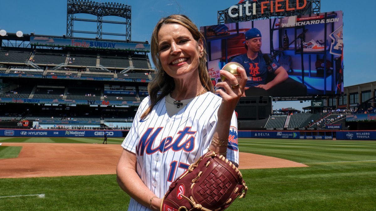 Savannah Guthrie throws the first pitch for the Mets while her kids cheer her on Savannah Guthrie throws the first pitch for the Mets while her kids cheer her on