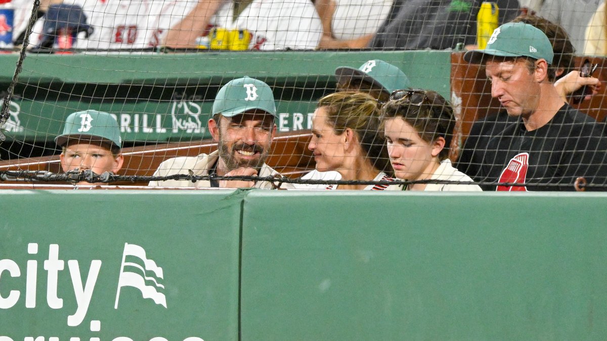 Ben Affleck and Jennifer Garner enjoy rare family outing at Red Sox game Ben Affleck and Jennifer Garner enjoy rare family outing at Red Sox game