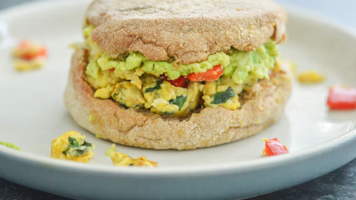 This is the ideal number of calories to eat at breakfast to curb cravings all day, according to a dietician