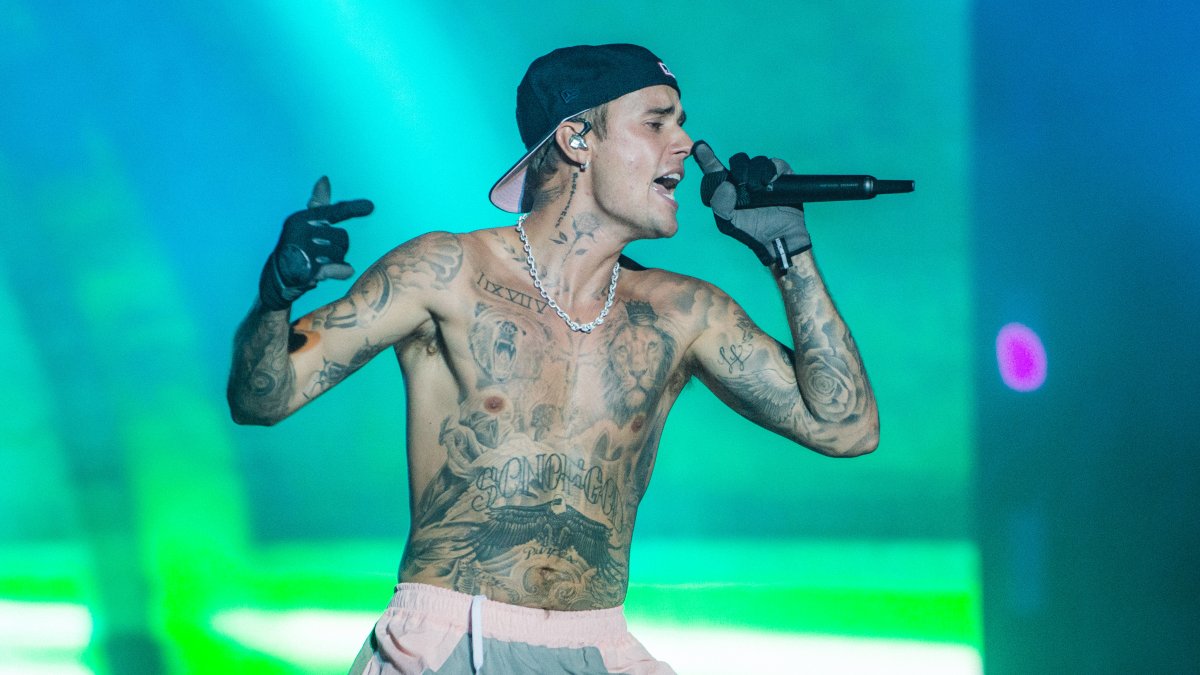 Justin Bieber impersonator dupes DJ, ends up on Las Vegas stage