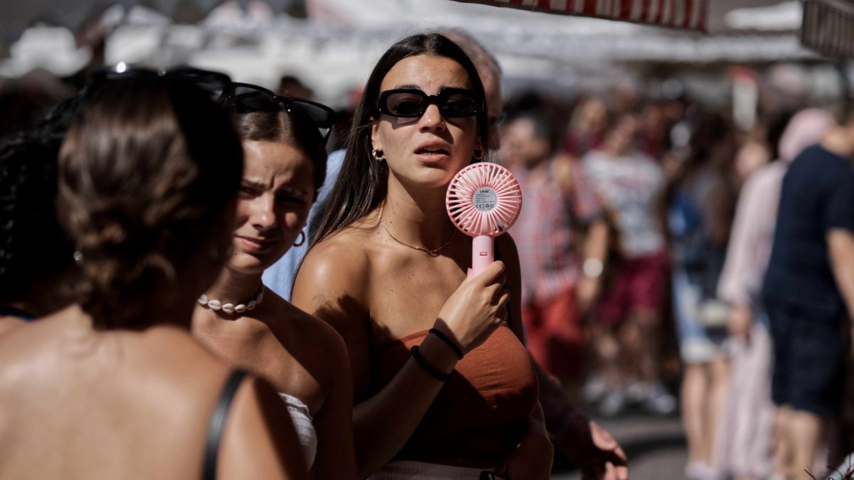 The hottest fashion accessory right now will make you super cool: mini portable fans The hottest fashion accessory right now will make you super cool: mini portable fans