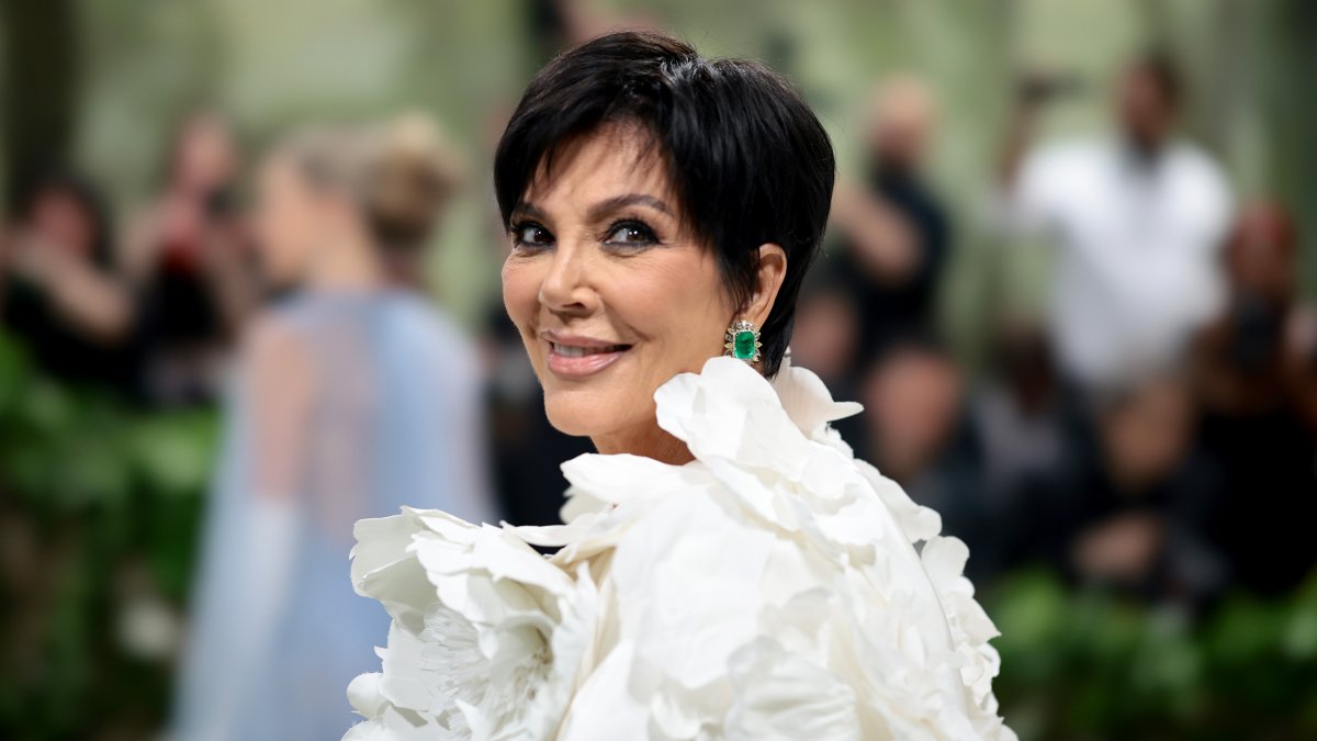 Kris Jenner's feet in new photo has raised a big question from fans