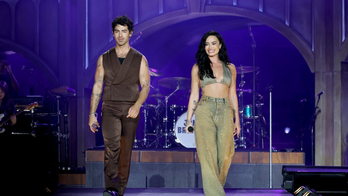 Demi Lovato joins Joe Jonas onstage at Jonas Brothers tour and sings ‘Camp Rock’ songs Demi Lovato joins Joe Jonas onstage at Jonas Brothers tour and sings ‘Camp Rock’ songs