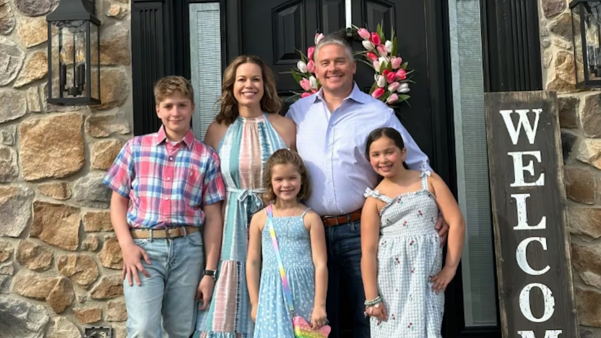 Dad holds family meeting about kids constantly saying 'Mom,' becomes viral legend Dad holds family meeting about kids constantly saying 'Mom,' becomes viral legend