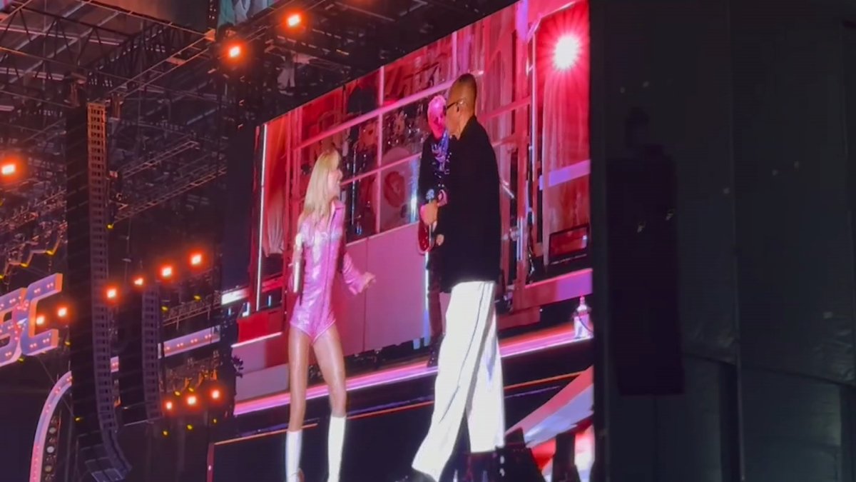 'Whole place went insane:' Sabrina Carpenter brings out surprise guest on final night of Lollapalooza