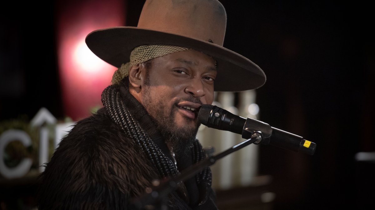 R&B singer D'Angelo dies after private battle with cancer