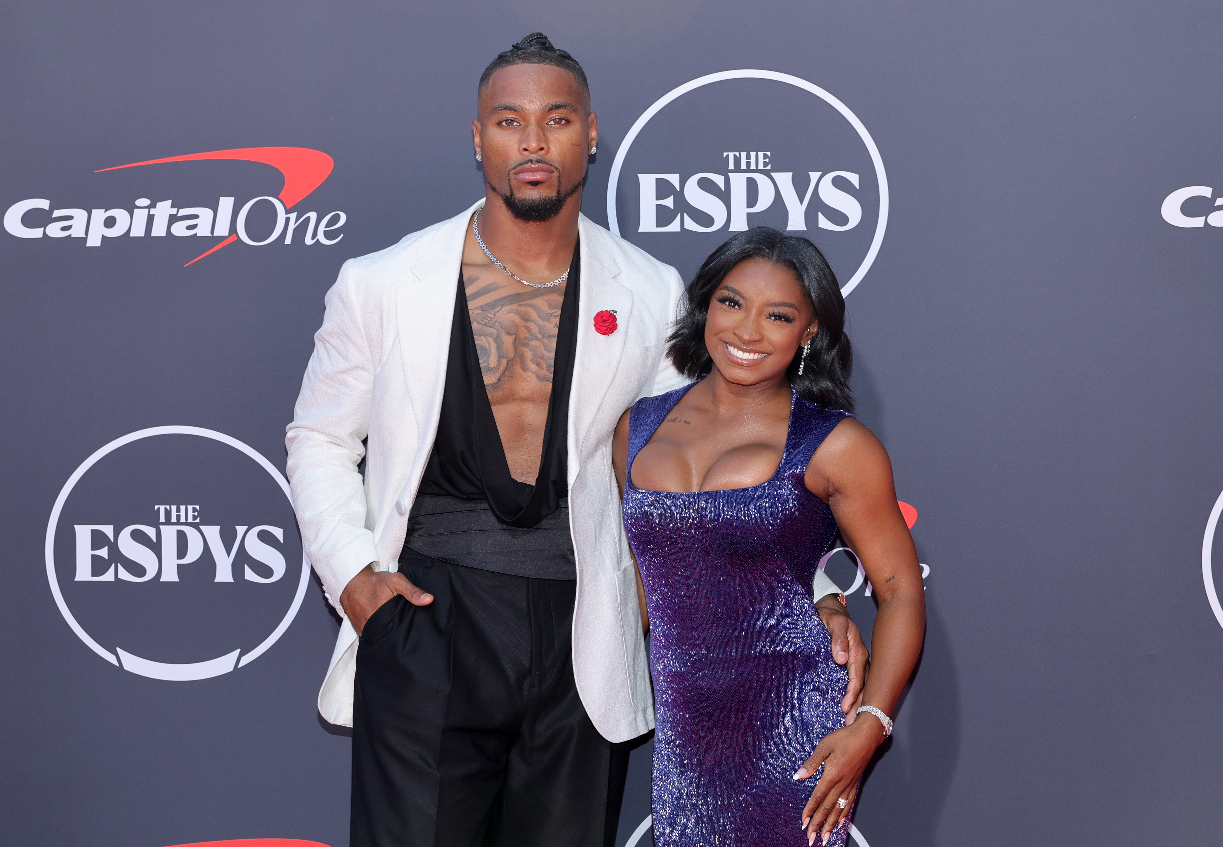 Simone Biles and Jonathan Owens show major PDA to on his game day 